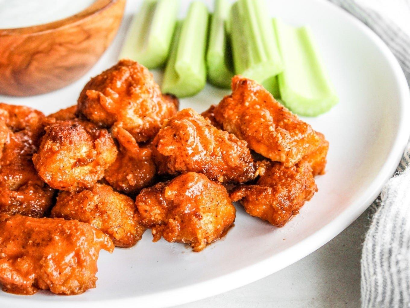 Knusprige Buffalo Hähnchen-Häppchen, paniert mit Mandelmehl und im Ofen gebacken