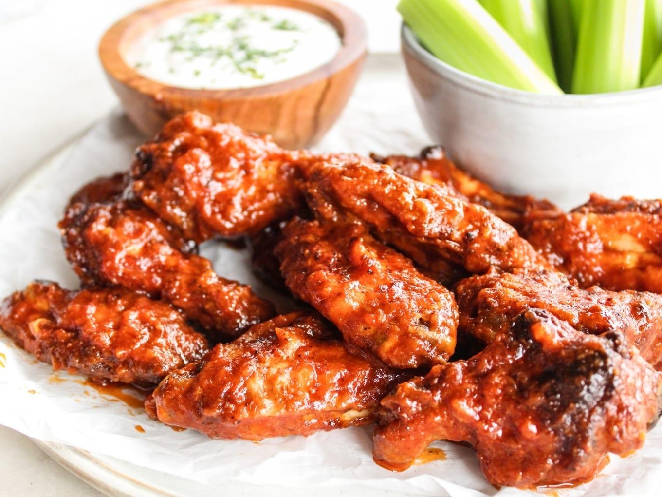 Gebackene Chipotle-Pfirsich-Hähnchenflügel mit würziger Trockenmarinade und würziger Sauce