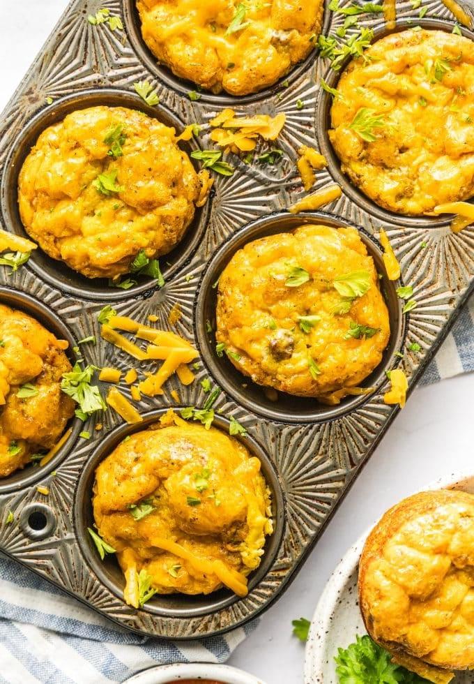 Eine Nahaufnahme eines Rindfleisch-Cheddar-Eier-Muffins, der die Textur und die Zutaten zeigt.