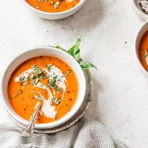 Löffel mit cremiger Tomaten-Basilikum-Suppe