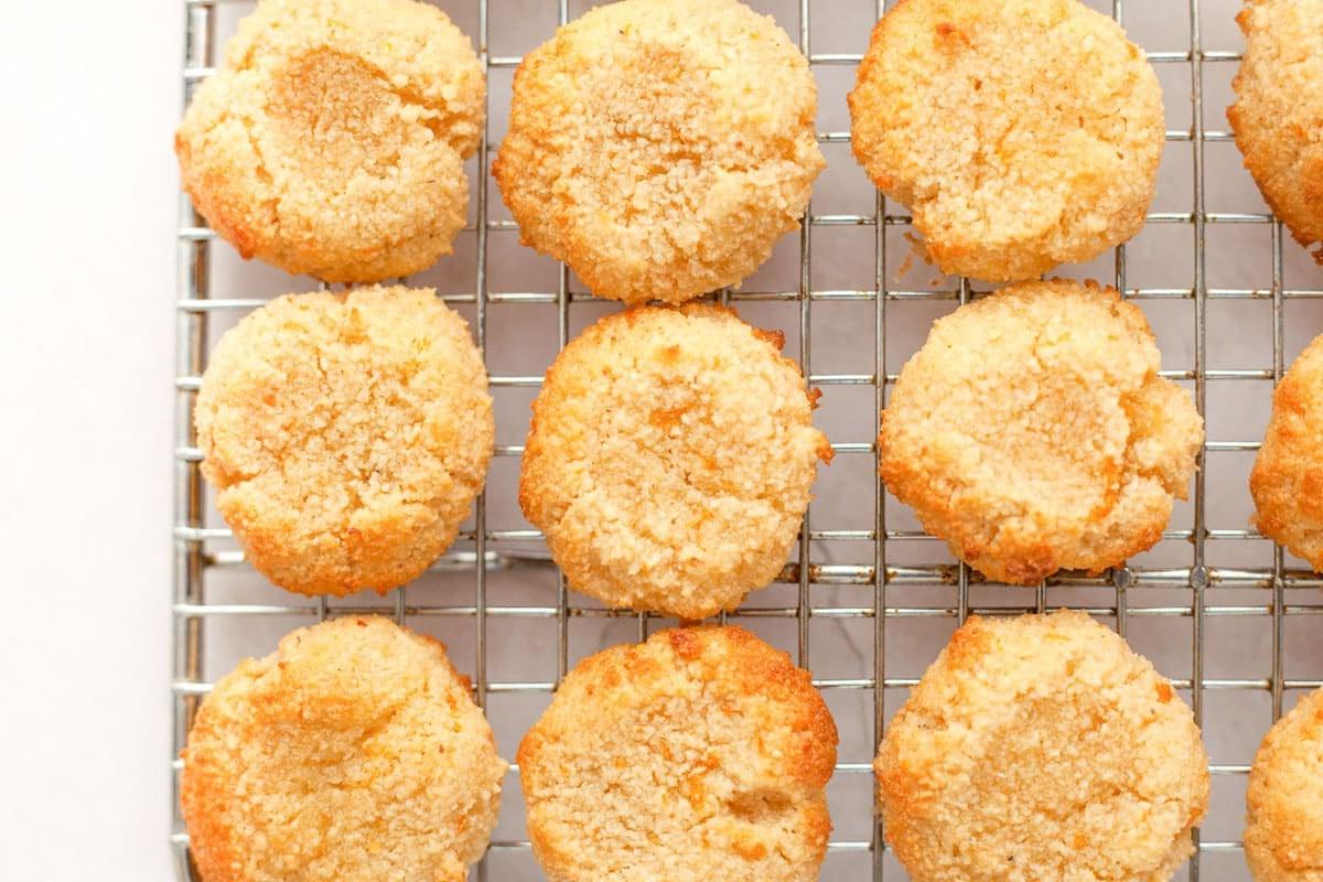 Orangen-Mandel-Kekse auf einem Backblech, bereit zum Backen.