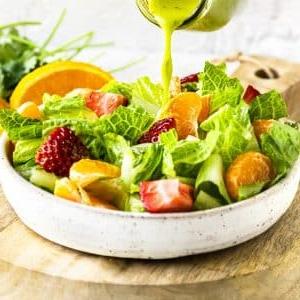 Nahaufnahme einer Schüssel mit Koriander-Zitrus-Vinaigrette
