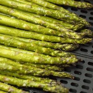 Spargel aus der Heißluftfritteuse 5 Nahaufnahme von perfekt zubereitetem Spargel in der Heißluftfritteuse