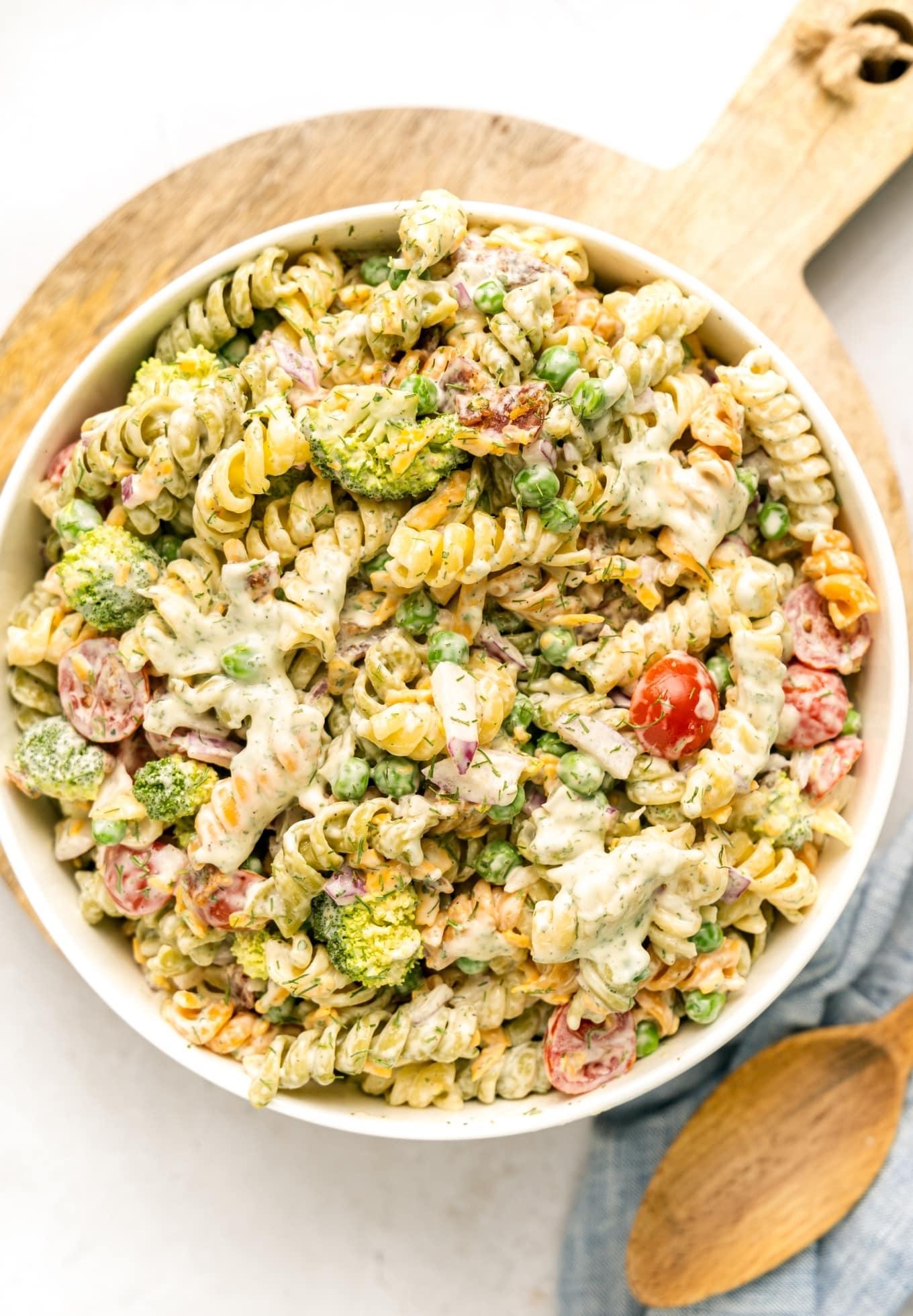 Cremiger Speck-Ranch-Nudelsalat 5 Cremiger Speck-Ranch-Nudelsalat in einer Glasschale, bereit für den Kühlschrank oder zum Servieren.
