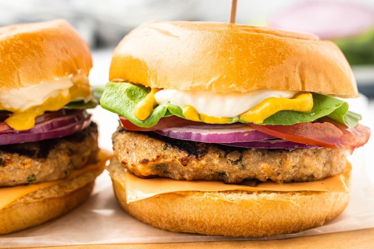 Die besten Hähnchenhackfleisch-Burger 5 Gefrorene Hähnchen-Hackfleisch-Patties, ordentlich gestapelt und bereit zur Aufbewahrung im Gefrierschrank.