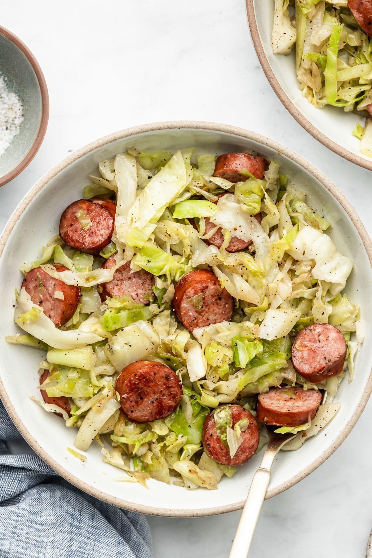 Einfache Wurst-Kohl-Pfanne 5 Geschnittener und geraspelter Kohl in einer großen Schüssel