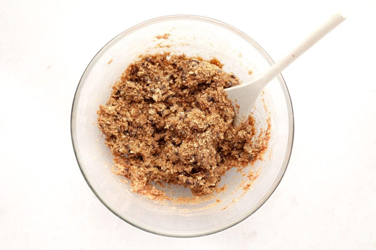 No-Bake Schoko-Chip Kekskugeln (Energiebällchen) 5 Nahaufnahme von No-Bake Schoko-Chip Energiebällchen