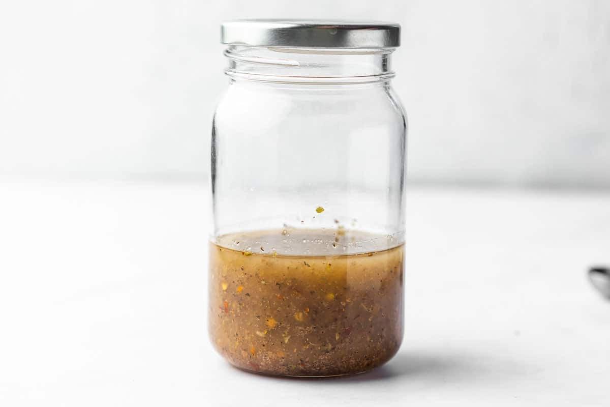 Einfaches selbstgemachtes italienisches Salatdressing 5 Ein verschlossenes Glas mit dem fertigen italienischen Dressing