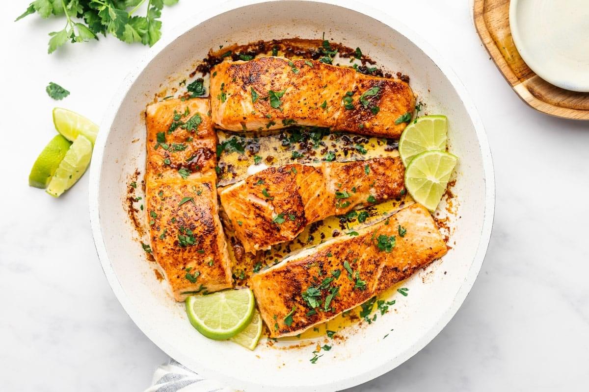 Einfacher scharf angebratener Chipotle-Limetten-Lachs 5 Nahaufnahme eines gebratenen Lachsfilets mit leicht sichtbarem Albumin.