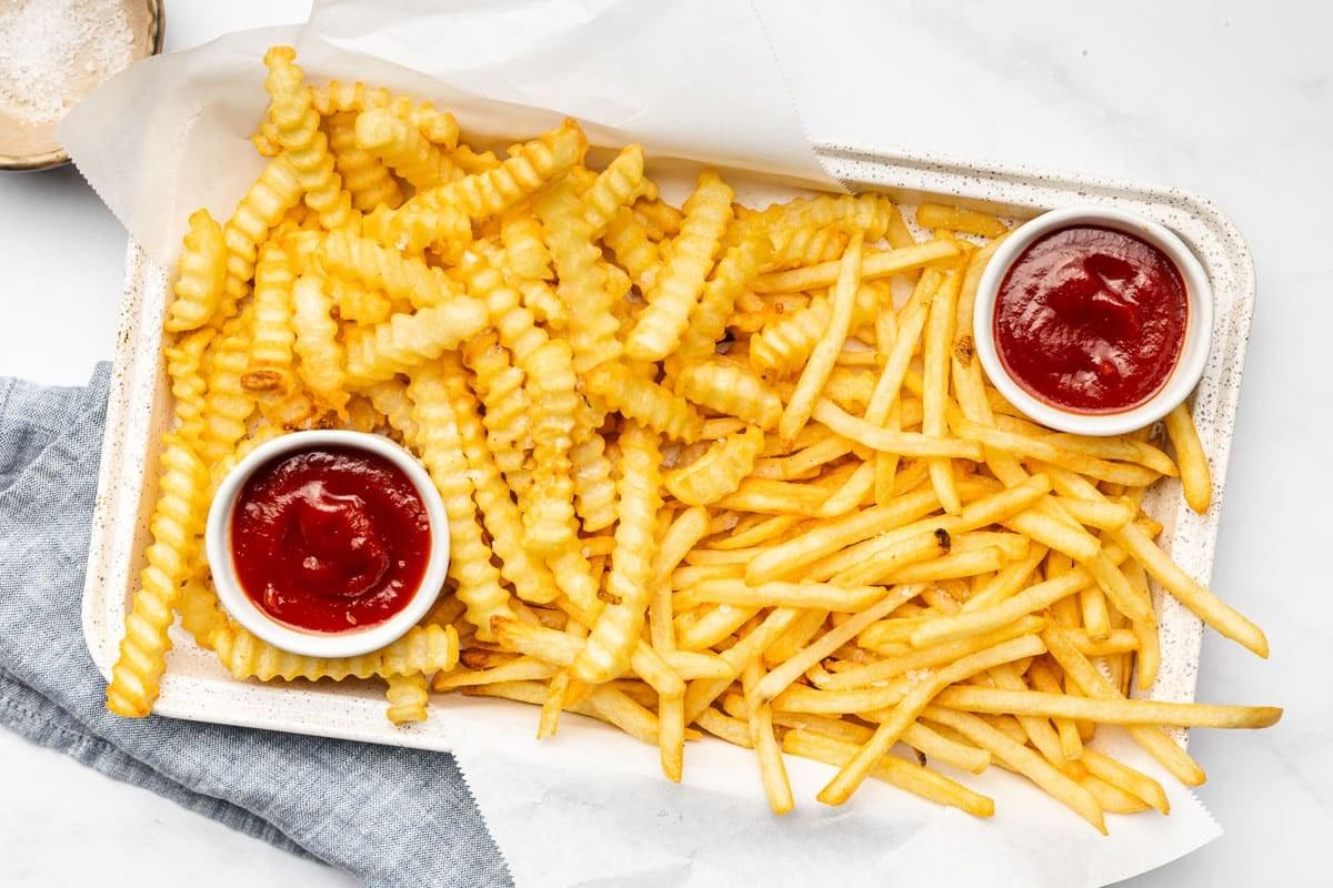 Tiefkühl-Pommes aus der Heißluftfritteuse 5 Nahaufnahme von perfekt knusprigen Heißluftfritteusen-Pommes.