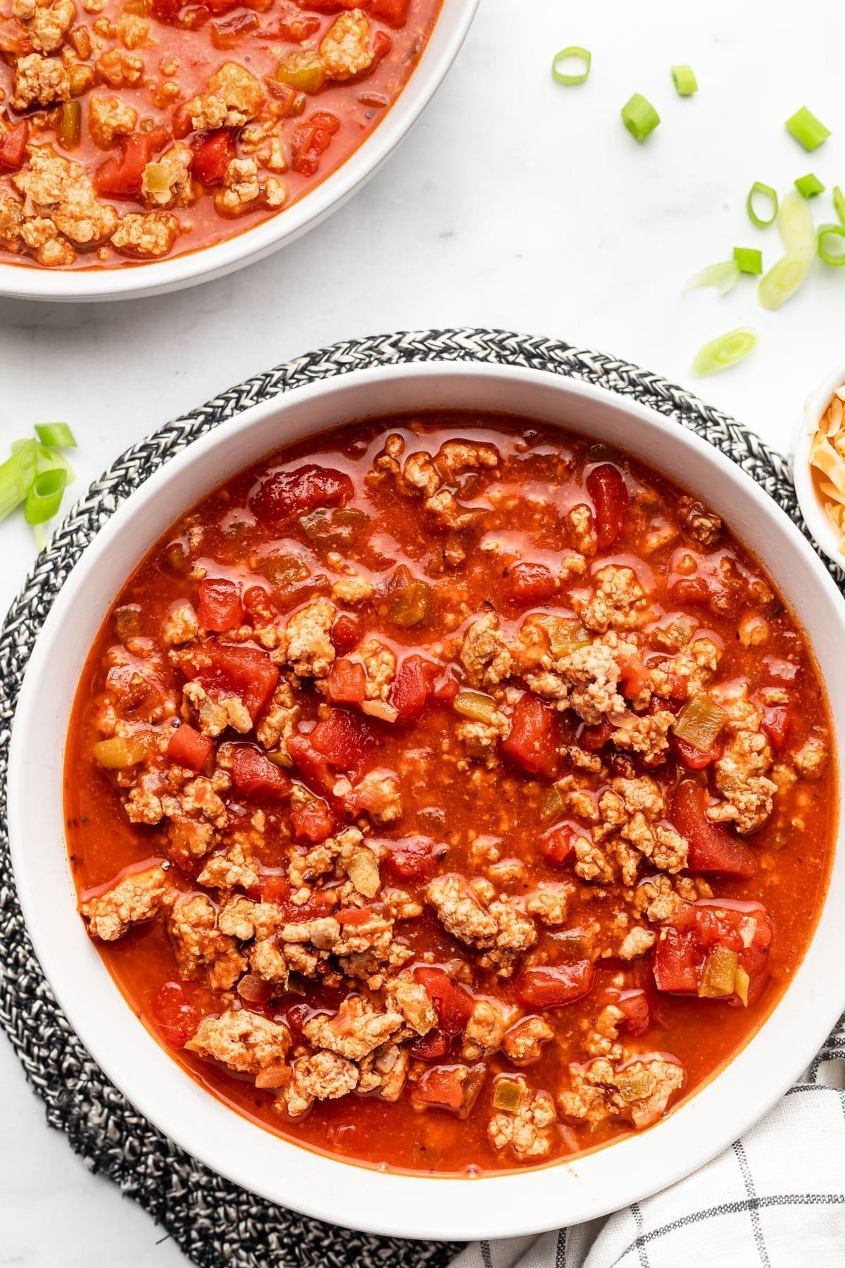 Das beste bohnenfreie kohlenhydratarme Puten-Chili 5 Eine Nahaufnahme von verschiedenen Chili-Toppings in kleinen Schalen