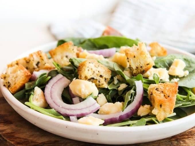 Hausgemachte Croutons 5 Fertige goldbraune Croutons auf einem Backblech, einige Stücke bereit zum Probieren.