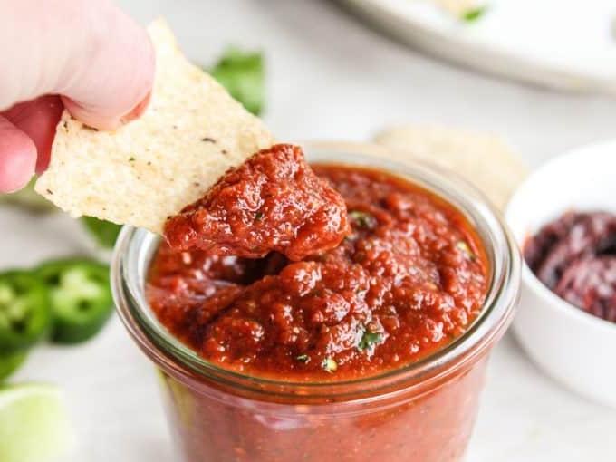 5-Minuten-Chipotle-Salsa 5 Chipotle Salsa in einem großen Glas, bereit zum Servieren