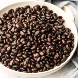 Instant Pot Schwarze Bohnen 5 Teller mit perfekt gekochten schwarzen Bohnen und einer Gabel, angerichtet für die Mahlzeit