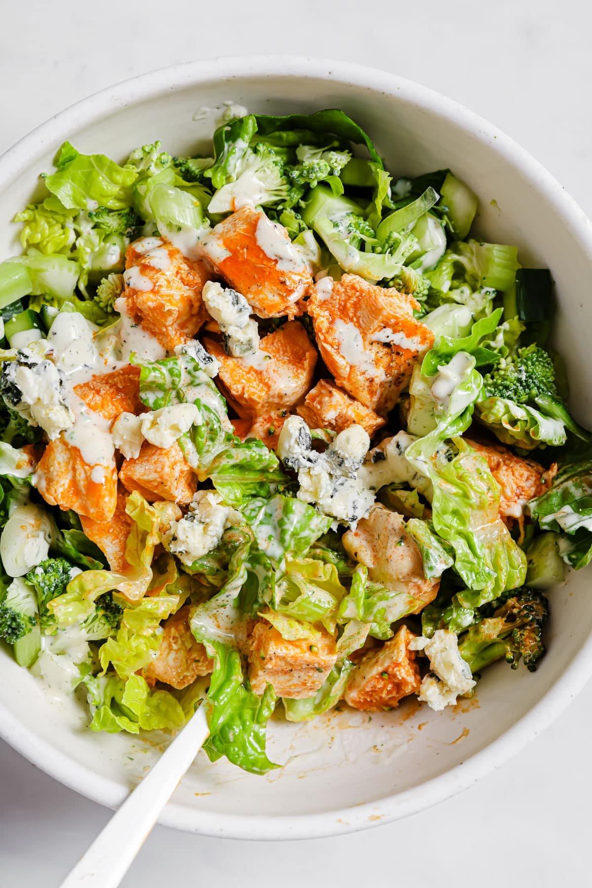 Buffalo gegrillter Hähnchensalat 5 Zutaten für Buffalo Soße und Ranch Dressing auf einem Tisch.