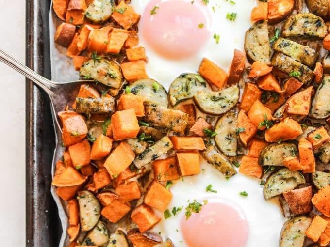 Süßkartoffel-Frühstück vom Blech 5 Nahaufnahme der Süßkartoffel-Würstchen-Eier-Mahlzeit auf einem Teller