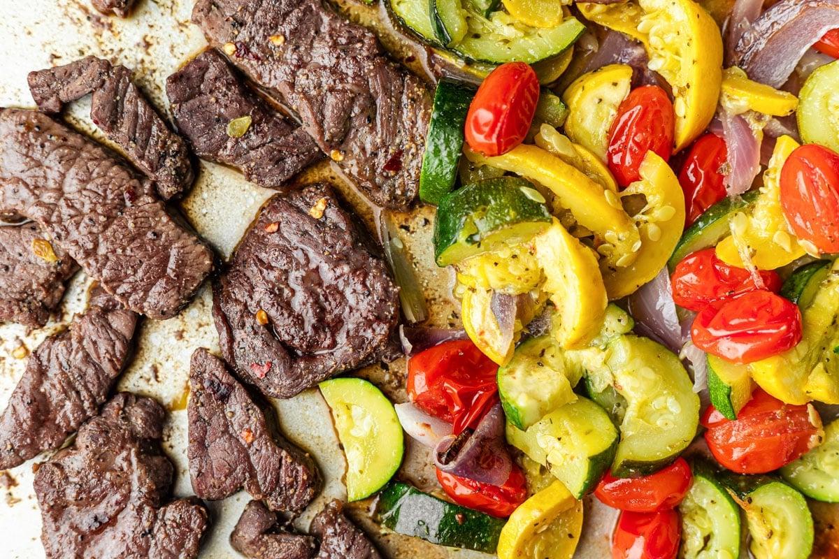 Steak mit geröstetem Gemüse 5 Eine Reihe von gerösteten Gemüsesorten, die als Beilage zum Steak serviert werden könnten
