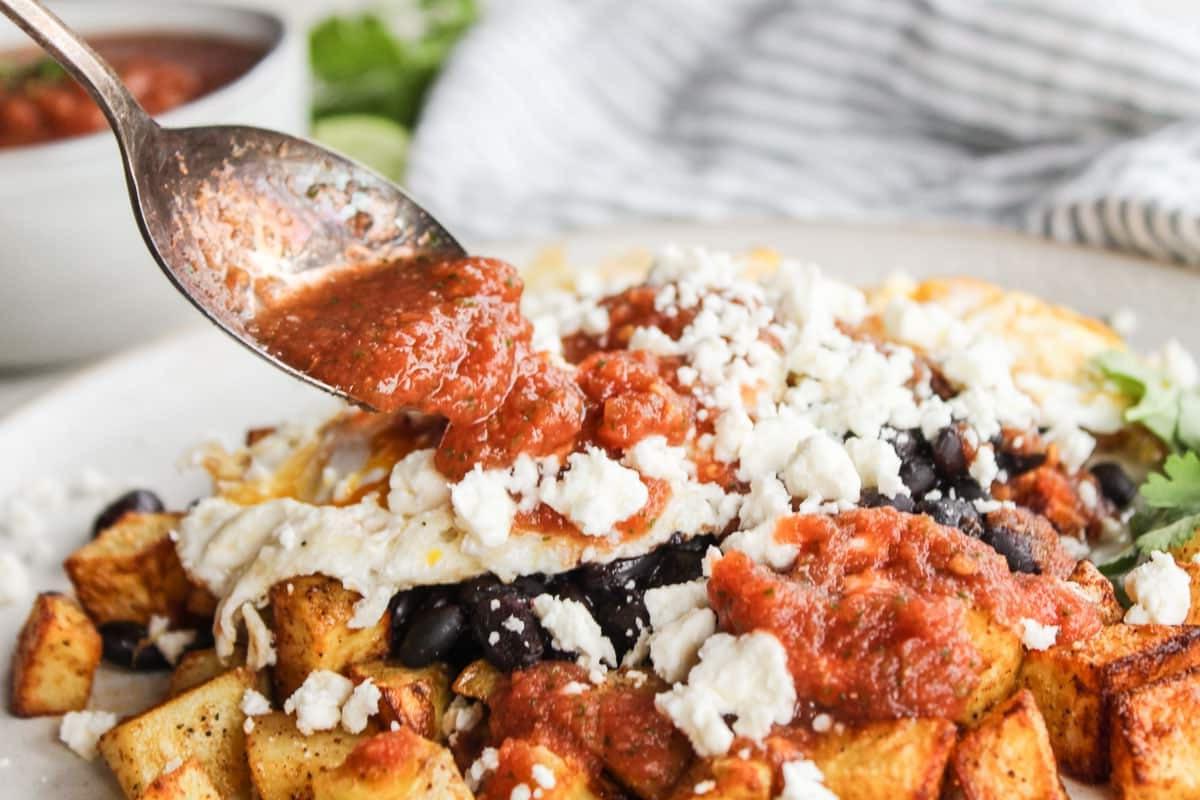 Kartoffel-Huevos Rancheros 5 Ein fertig angerichteter Teller Kartoffel-Huevos Rancheros, nah aufgenommen, um die Texturen zu zeigen.