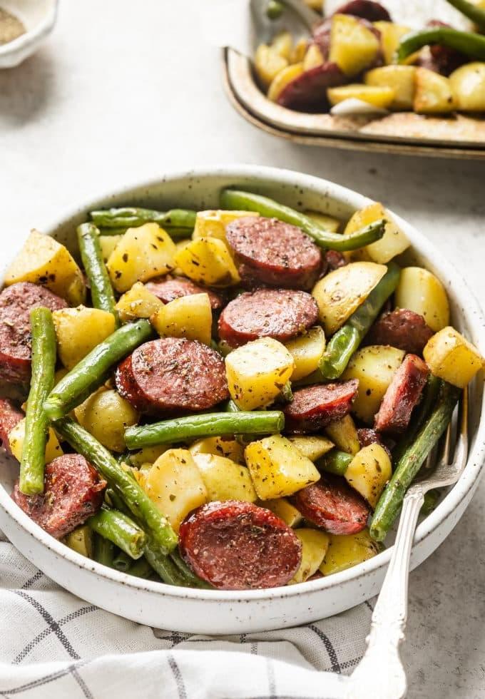 Wurst mit Kartoffeln und Grünen Bohnen vom Backblech 5 Ofenblech mit Wurst, Kartoffeln und grünen Bohnen vor dem Ofen