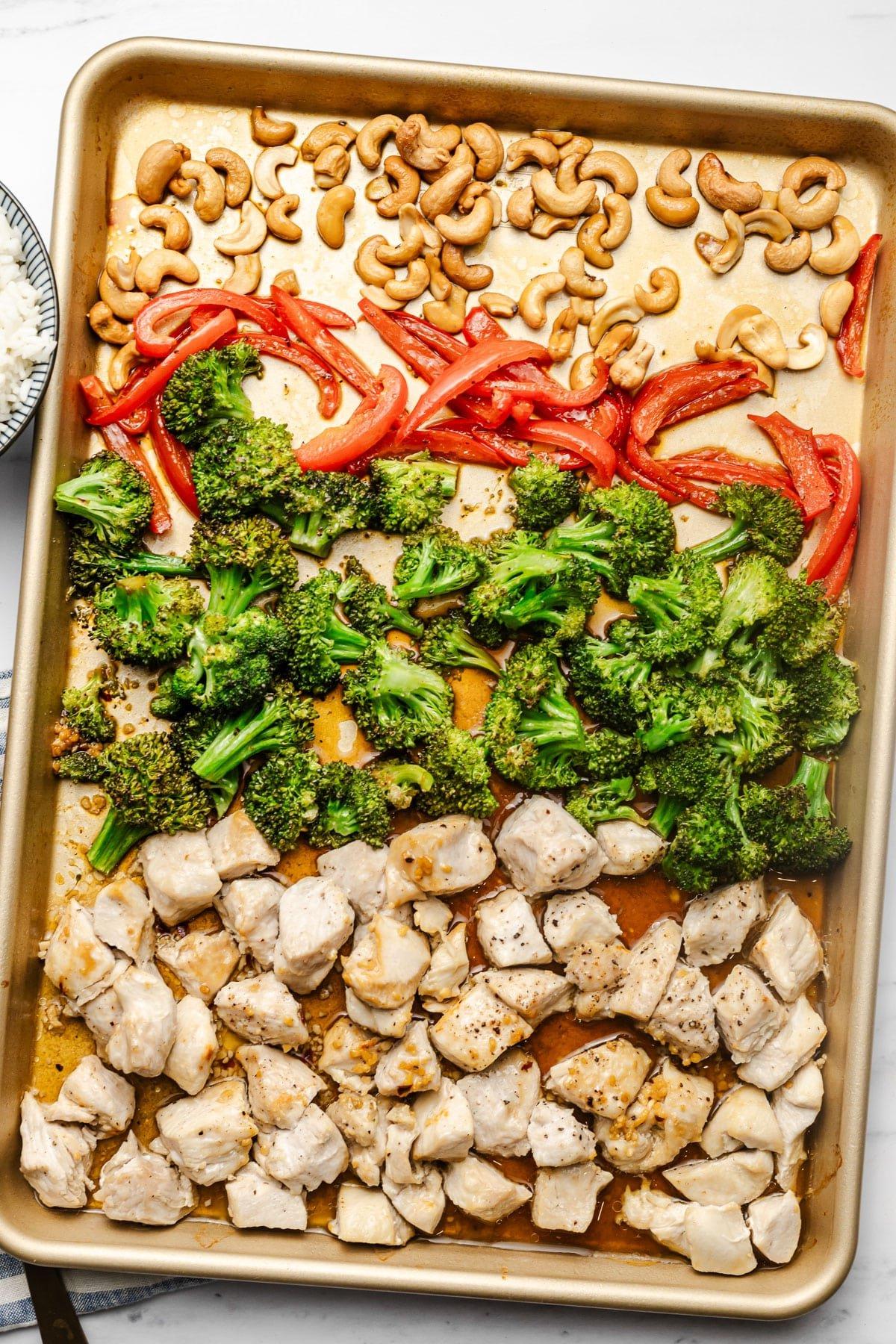 Einfaches Cashew-Hähnchen vom Blech 5 Cashew-Hähnchen mit Brokkoli und Paprika, frisch aus dem Ofen auf dem Blech