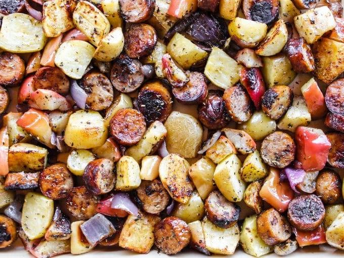 Wurst mit Äpfeln und Kartoffeln vom Blech 5 Ein voll beladenes Backblech mit Wurst, Äpfeln, Kartoffeln und Zwiebeln, fertig zum Backen