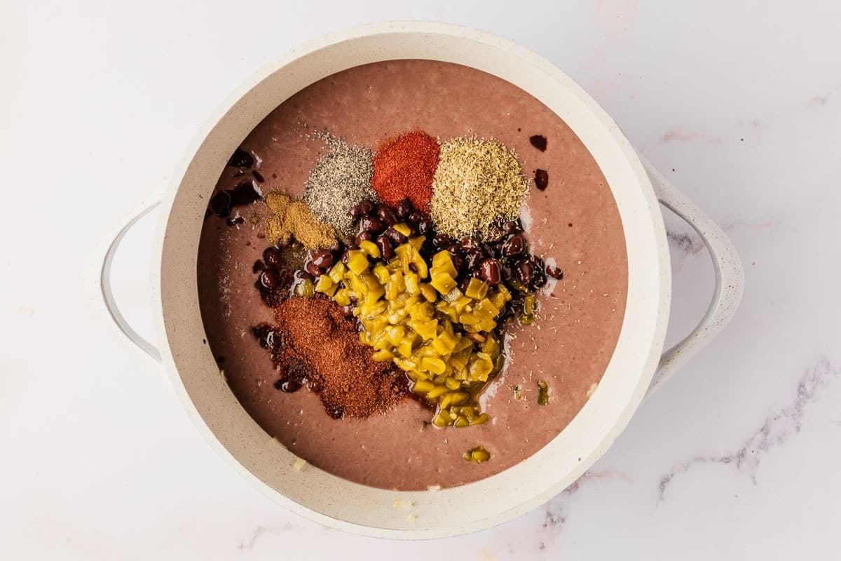 Einfache 20-Minuten-Schwarzbohnensuppe 5 Fertige schwarze Bohnensuppe in einer Schale, bereit zum Servieren mit Tortilla-Chips.