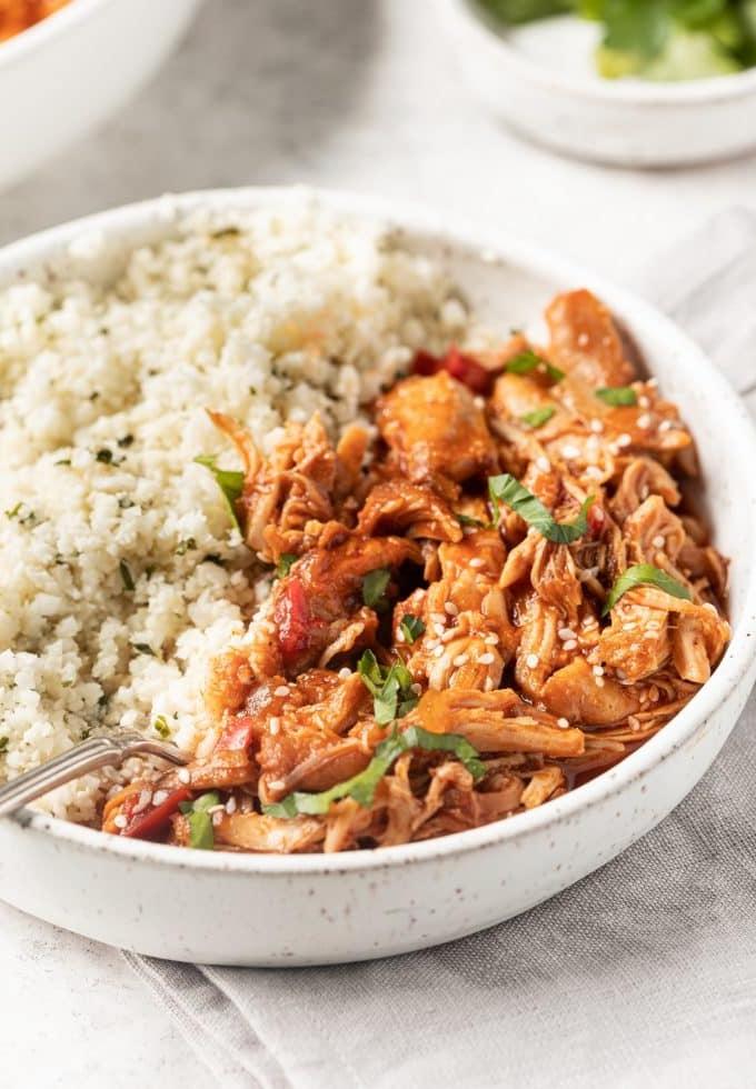 Instant Pot Süßes Sesam-Hähnchen in einer Servierschüssel, bereit zum Anrichten