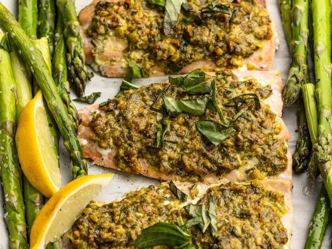 Lachs in Pistazien-Kräuter-Kruste mit Spargel 5 Das fertige Gericht aus Pistazien-Kräuter-Lachs und Spargel, frisch vom Backblech, bereit zum Servieren