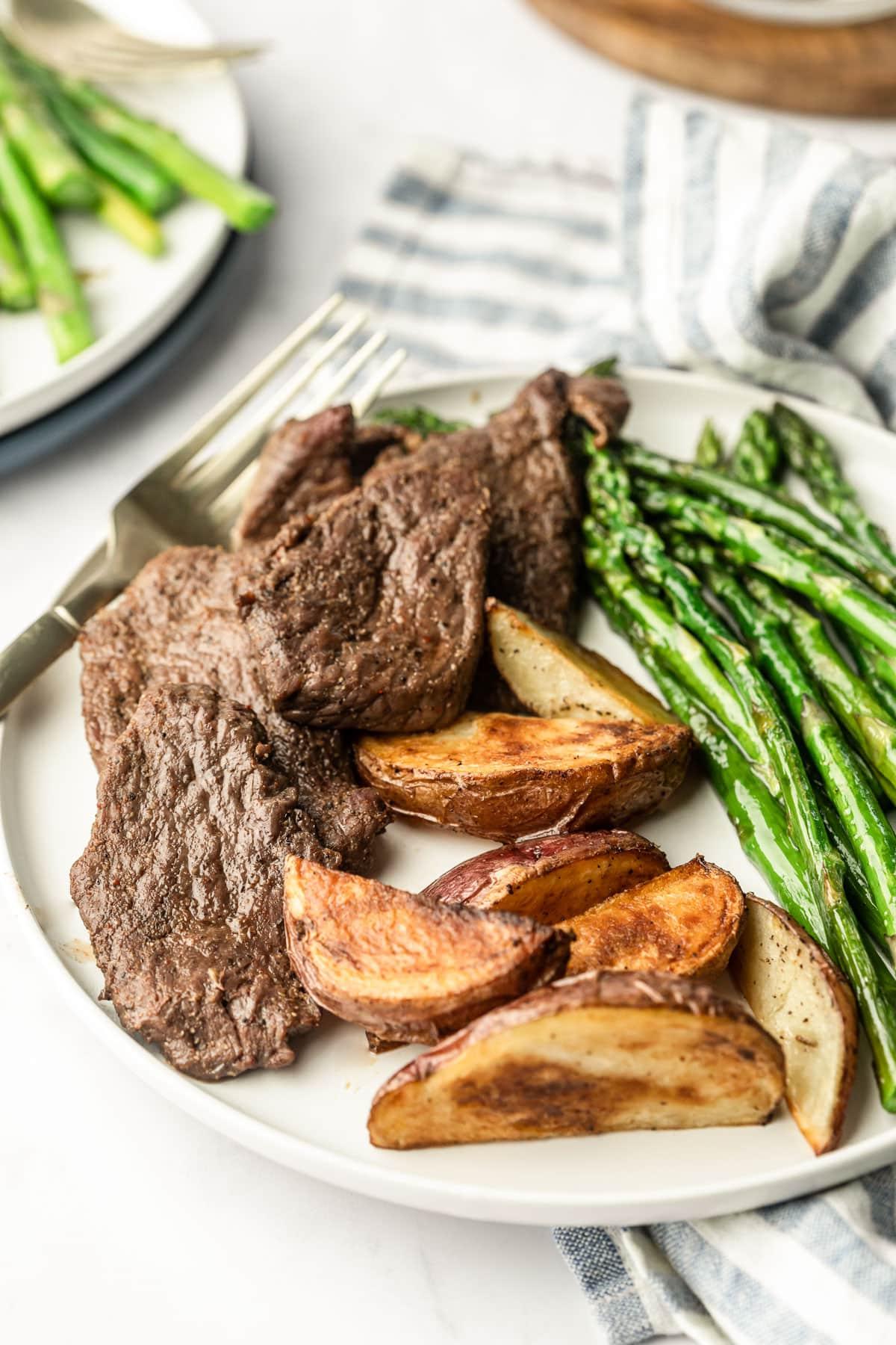 Einfaches Steak-Blechgericht 5 Gleichmäßig geschnittene Kartoffelspalten bereit zum Backen