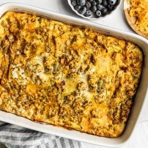 Wurst-Cheddar-Frühstücksauflauf 5 Ein Teller mit dem fertigen Frühstücksauflauf