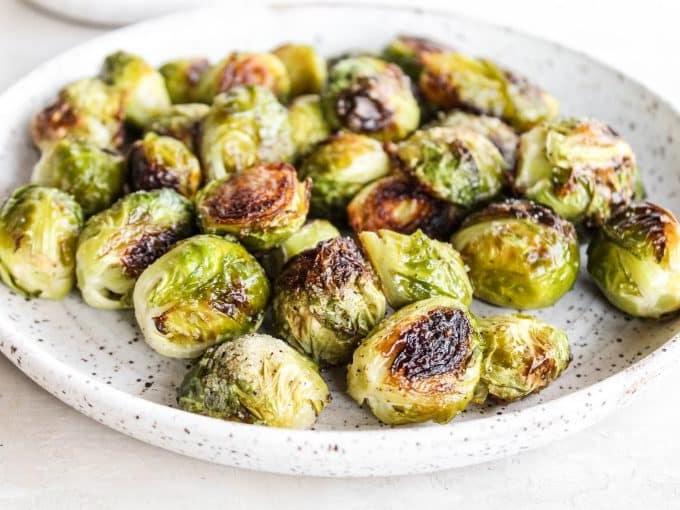 Gerösteter Rosenkohl 5 Nahaufnahme von geröstetem Rosenkohl mit zusätzlichen Gewürzen oder Käse.