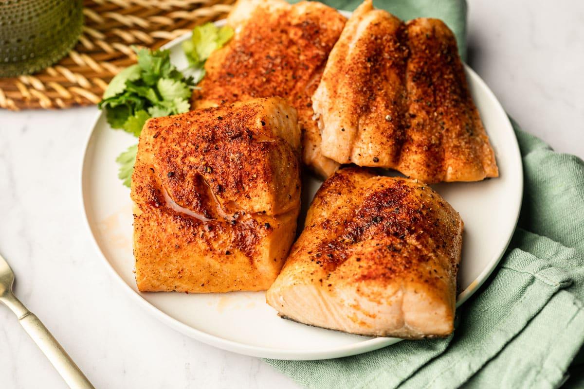 **Heißluftfritteusen-Lachs** 5 Ein Blick in den Korb einer Heißluftfritteuse mit mehreren goldbraun gegarten Lachsfilets, die perfekt zubereitet sind und darauf warten, für eine köstliche Mahlzeit entnommen zu werden.