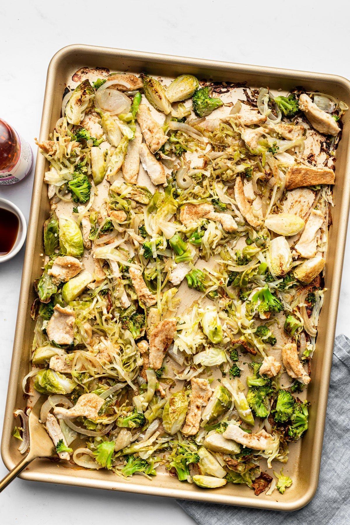 **Hähnchen und Kohl vom Ofenblech** 5 Nahaufnahme von geschnittenem Kohl, eine Schlüsselzutat in diesem Wok-Gericht