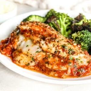 Mozzarella-gefülltes Hähnchen 5 Hähnchengericht in einer Pfanne, bereit zum Servieren.