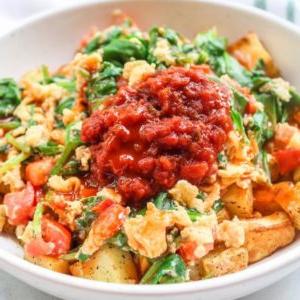 Rührei mit Heißluftfrittier-Kartoffeln 5 Ein fertiges Frühstück mit Rührei und knusprigen Kartoffeln, bereit zum Servieren.