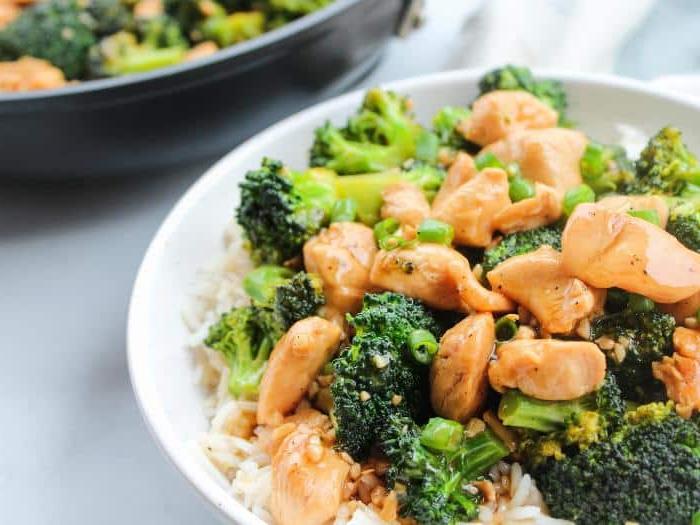 Teriyaki Hähnchen und Brokkoli 5 Eine fertig angerichtete Portion Teriyaki Hähnchen mit Brokkoli und Reis