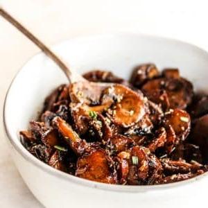Gebratene Champignons mit Knoblauch 5 Perfekt gebratene Knoblauch-Champignons in einer Pfanne.
