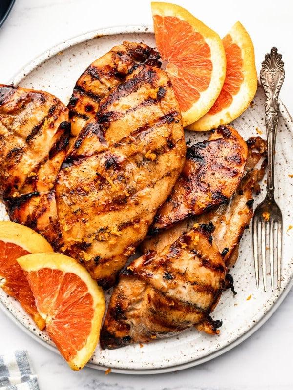 Gegrilltes Orangen-Honig-Hähnchen mit frischen Orangen