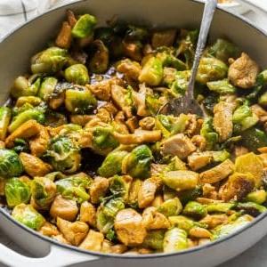 Pfannenhähnchen und Rosenkohl 5 Detailansicht der goldbraun angebratenen Hähnchenstücke und des Rosenkohls in der Pfanne.