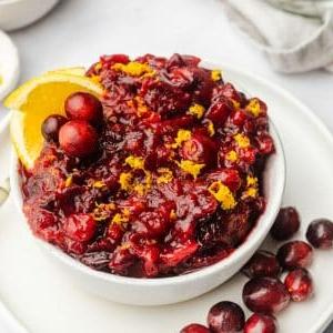 Ein Teller mit Truthahn, Kartoffelpüree und Cranberry-Sauce