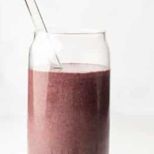 Nahaufnahme eines Blaubeer-Mandel-Smoothies in einem modernen Glas