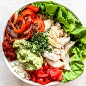 Detailansicht der einzelnen Zutaten für die Burrito Bowls, vorbereitet zum Schichten