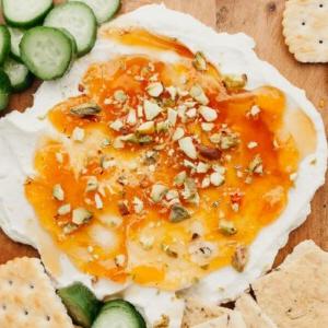 Kleine Ansicht des fertigen Ziegenkäse-Aprikosen-Aufstrichs auf einem Holzbrett, bereit zum Genießen.