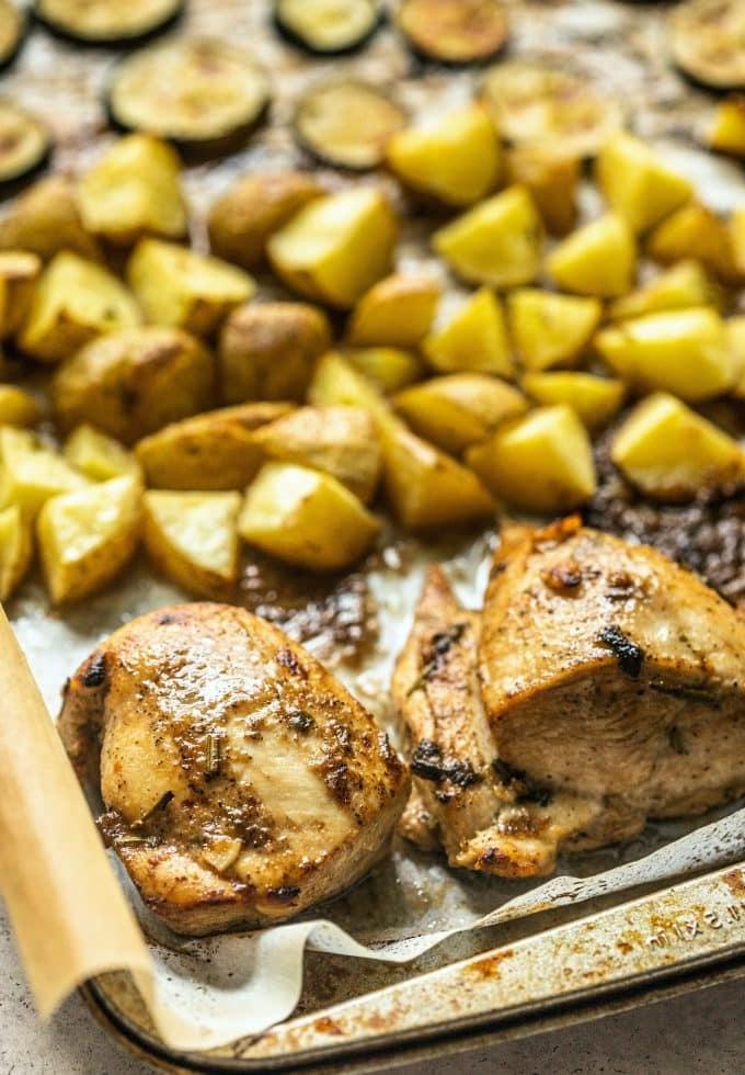 Blech-Hähnchen mit Kartoffeln und Zucchini 5 Frische Baby Dutch Yellow Kartoffeln, bereit zum Schneiden und Zubereiten