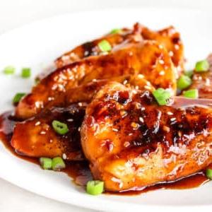 Nahaufnahme von perfekt gekochtem Honig-Hähnchen mit glänzender Soße