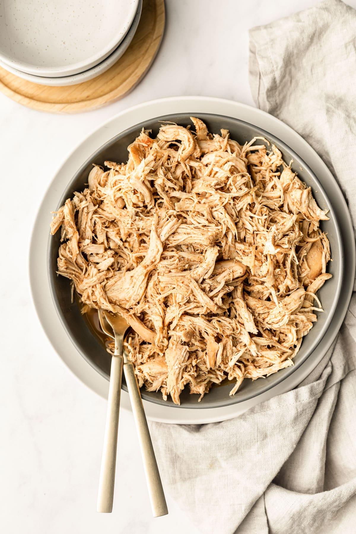 Slow Cooker Hähnchen Geschnetzeltes in einer Schüssel