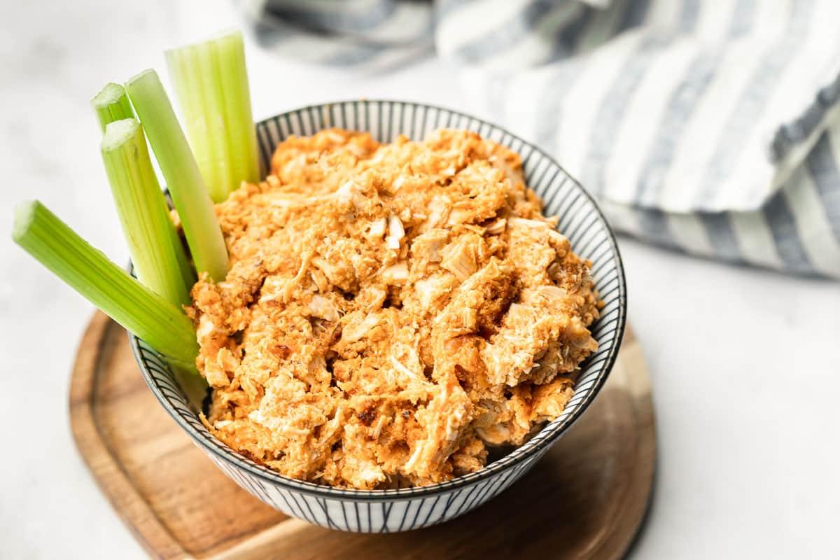 Cremiger Büffel-Ranch-Hähnchen-Dip ohne Milchprodukte, ideal als Party-Vorspeise