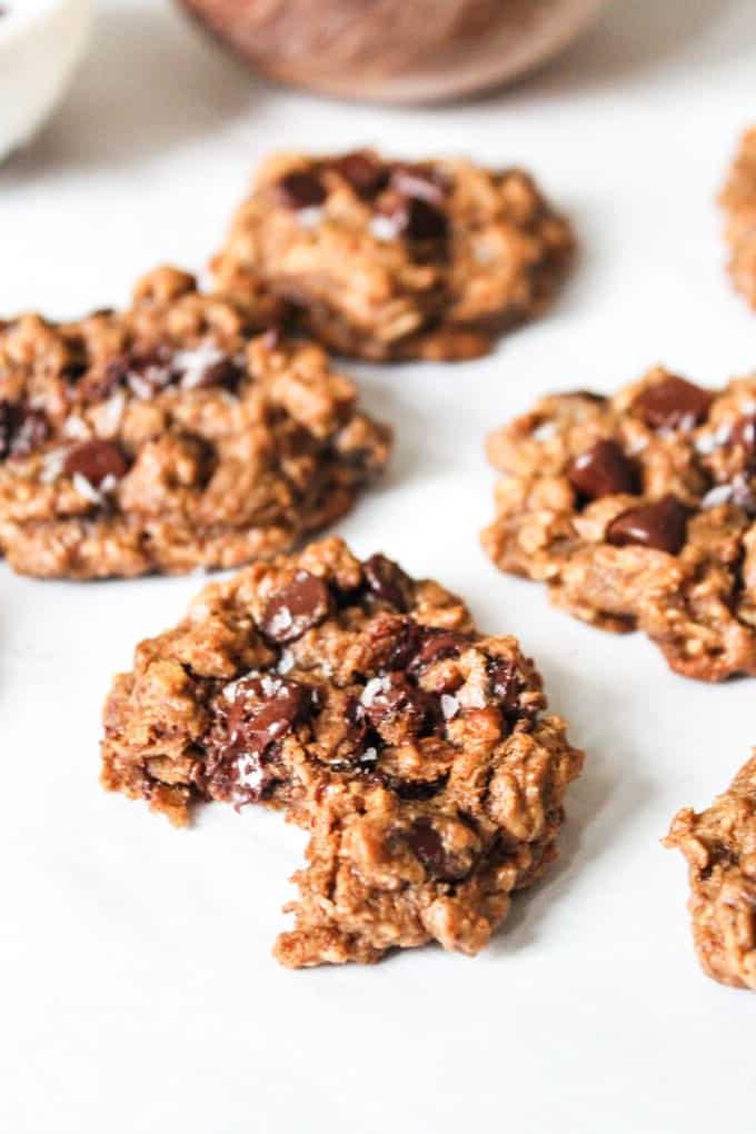 Stapel Mandelbutter-Haferflocken-Schoko-Cookies mit grobem Salz
