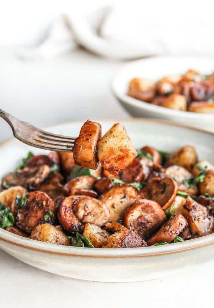 Blumenkohl-Gnocchi Gericht in einer Pfanne, bereit zum Servieren