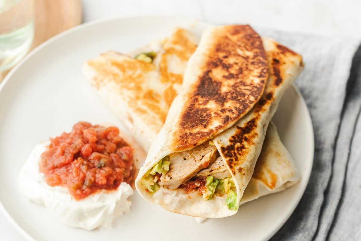 Köstliche Wraps mit gegrilltem Hähnchen, Avocado, Salsa und Mozzarella